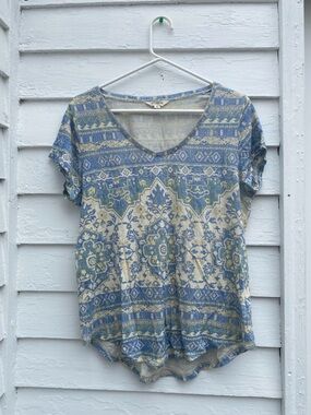 Lucky Brand Blue and Cream Short Sleeve V-Neck Printed Top